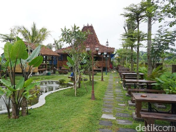Bersantai Minum Wedangan Kopi dan Jadah Goreng di Prambanan