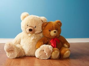 Menghibur Anak-anak yang Sakit dengan Memeluk Teddy Bear
