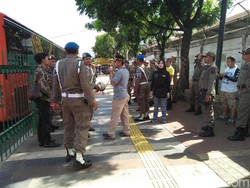 Sidak ke Tanah Abang, Kasatpol PP Tegur PKL yang Serobot Trotoar