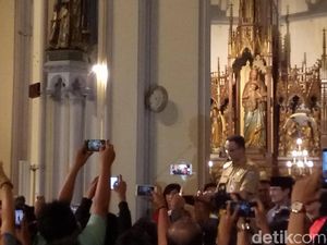 Anies-Sandi Tinjau Gereja Katedral Saat Malam Natal
