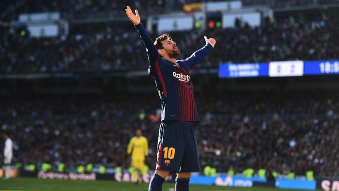 MADRID, SPAIN - DECEMBER 23: Lionel Messi of Barcelona celebrates after scoring his sides second goal during the La Liga match between Real Madrid and Barcelona at Estadio Santiago Bernabeu on December 23, 2017 in Madrid, Spain.  (Photo by Denis Doyle/Getty Images)
