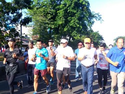 Sebelum Tutup CFD Rawamangun, Sandiaga Senam Bareng Warga