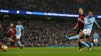Danilo akhirnya menutup pesta gol City di menit ke-85. Bek yang diboyong dari Real Madrid itu mencatat gol pertamanya di Premier League. Skor 4-0 jadi penutup pertandingan. (Foto: Andrew Yates/Reuters)
