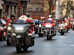 Wow! Penampakan Ribuan Santa Claus Touring di Barcelona