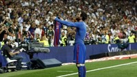Messi berselebrasi dengan membentangkan jersey nomor 10 miliknya di Santiago Bernabeu, usai membawa Barca menang 3-2 di lanjutan La Liga 2016/2017. Gaya itu dipelesetkan netizen ibarat menjemur baju. (Foto: OSCAR DEL POZO/AFP)