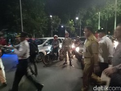 Terjebak Macet, Anies-Sandi Jalan Kaki Hadiri Misa di Gereja Katedral