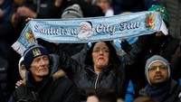 Kemenangan ini membuat fans City bergembira, sebab tim favoritnya memimpin klasemen dengan 55 poin, unggul 13 angka dari Manchester United yang di saat bersamaan ditahan Leicester City. (Foto: Lee Smith/Reuters)
