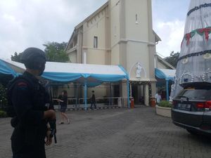 Amankan Natal, Tim Gegana Sterilkan 18 Gereja di Makassar Amankan Natal, Tim Gegana Sterilkan 18 Gereja di Makassar