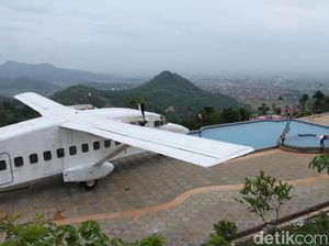 Yang Unik di Bandung: Pesawat di Atas Gunung
