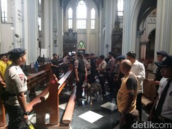 Bawa Anjing Pelacak, Polisi Sisir Seluruh Area Gereja Katedral
