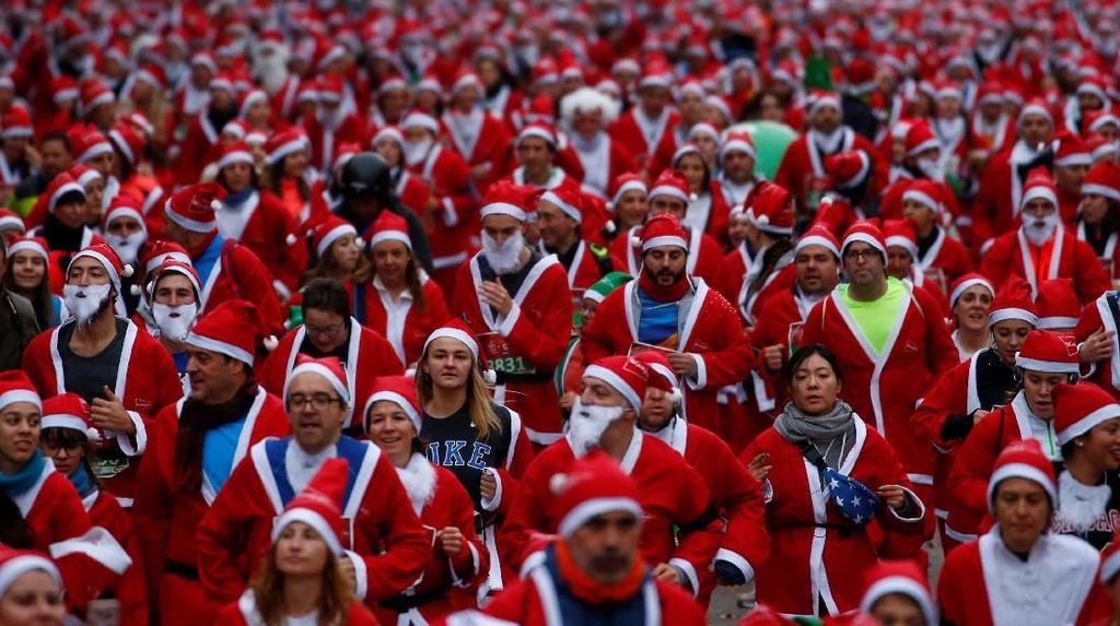 Intip Aksi Unik Santa Claus di Berbagai Belahan Dunia