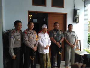 Jelang Natal, Kapolres Jakut Berkunjung ke Rumah Ketua MUI Jelang Natal, Kapolres Jakut Berkunjung ke Rumah Ketua MUI