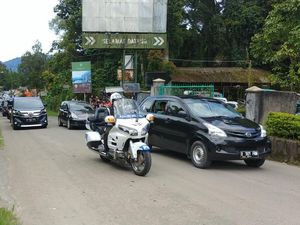 Presiden Jokowi Ikut Antre Bareng Pengunjung di Taman Safari