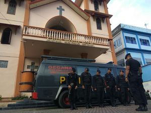 Tim Penjinak Bom Sterilisasi Gereja di Aceh Jelang Misa Natal Tim Penjinak Bom Sterilisasi Gereja di Aceh Jelang Misa Natal