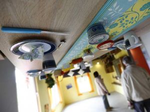 Video: Sensasi Berjalan di Langit-langit Rumah Terbalik