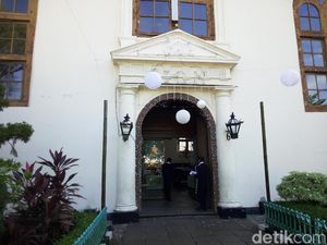 Merawat Gereja Tertua Indonesia di Jakarta Merawat Gereja Tertua Indonesia di Jakarta