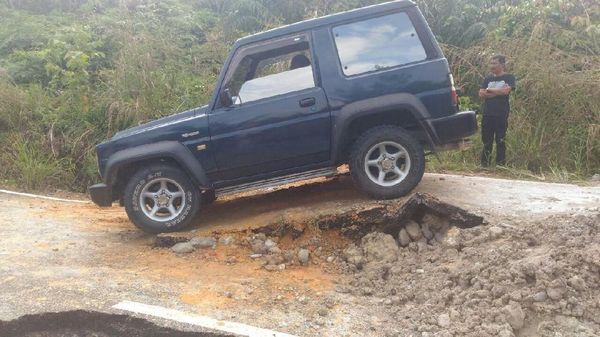 Foto: Mendadak Off-Road karena Jalan Amblas di Riau