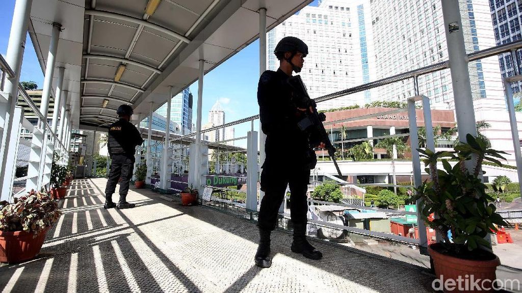 Foto: Bersenjata Laras Panjang, Brimob Jaga JPO Bundaran HI Foto: Bersenjata Laras Panjang, Brimob Jaga JPO Bundaran HI