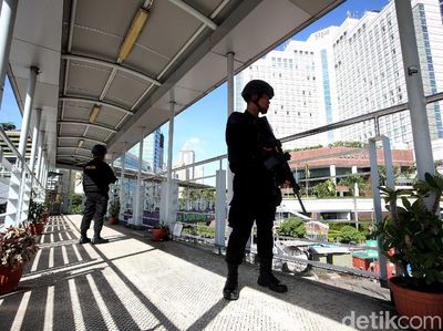 Foto: Bersenjata Laras Panjang, Brimob Jaga JPO Bundaran HI