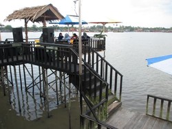 Dilarang Galau Kalau Nongkrong di Kafe Tepi Sungai Ini