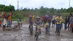 Foto: Seru! Balap Sepeda Menerjang Lumpur di Pangkalpinang