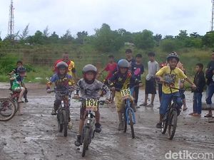 Foto: Seru! Balap Sepeda Menerjang Lumpur di Pangkalpinang