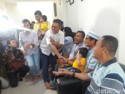 Di Rumah Pengawalnya yang Kristiani, Sandi Nyanyi Lagu Natal