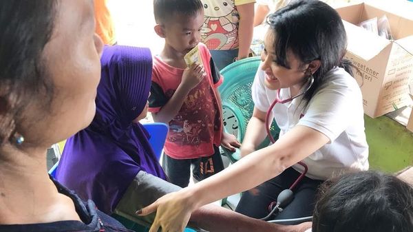 Lebih Dekat Mengenal dr Ema, Dokter Cantik yang Hobinya Bakti Sosial