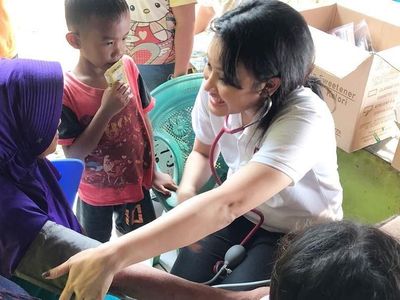 Lebih Dekat Mengenal dr Ema, Dokter Cantik yang Hobinya Bakti Sosial