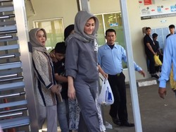 Jenguk ke Rutan KPK, Deisti Bawakan Bihun Bebek Kesukaan Novanto