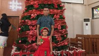 Osvaldo Haay yang belum punya pacar, merayakan natal sendirian. Pemain baru Persebaya Surabaya ini berpose di depan pohon natal raksasa dengan ditemani saudara perempuannya. (Foto: Instagram @valdo_haay)