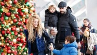 Berbeda dengan yang lainnya. Bek Barcelona, Gerard Pique, merayakan natal bersama keluarga di New York. (Foto: Daily Mail)