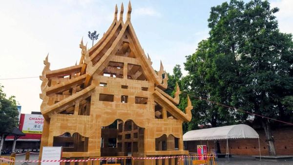 Ada Kuil Terbuat Dari Kardus di Thailand