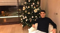 Striker Deportivo Alaves, Bojan Krkic, berbagi kehangatan Hari Natal dengan mengunggah foto bersama pohon natal. (Foto: Istimewa)