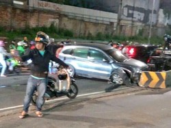Honda CRV Tabrak Pembatas Jalan RE Martadinata