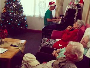 Ketika Natal Dirayakan Bersama Para Lansia di Panti Jompo, So Sweet...