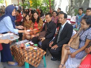 Begini Sibuknya Warga Muslim Bantu Perayaan Natal di Kota Semarang