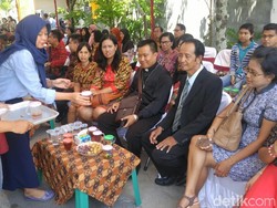 Begini Sibuknya Warga Muslim Bantu Perayaan Natal di Kota Semarang