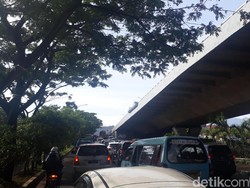 Arus Balik Libur Natal, Roda Empat Antre Masuk Tol Pasteur