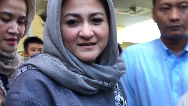 Foto: Istri Novanto Tinggalkan KPK Usai Beri Bihun Bebek ke Suami