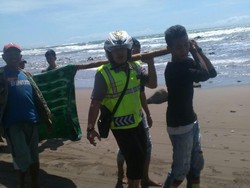 4 Pemancing Tergulung Ombak Pantai di Garut, 1 Orang Tewas