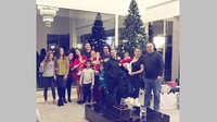 Bukan cuma Lionel Messi yang merayakan natal bersama keluarga. Cristiano Ronaldo juga merayakan natal bersama keluarga besarnya. (Foto: Istimewa)