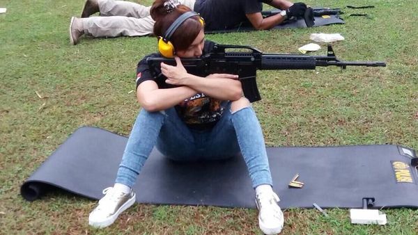 Dor! Seksinya Baby Margaretha Menjajal Olahraga Menembak