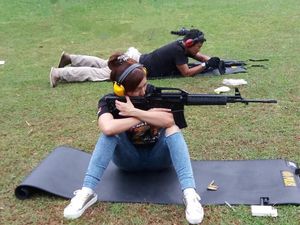 Dor! Seksinya Baby Margaretha Menjajal Olahraga Menembak Dor! Seksinya Baby Margaretha Menjajal Olahraga Menembak