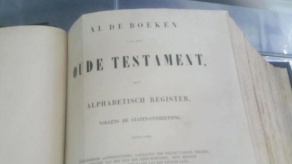 Penampakan Alkitab dari Ratu Belanda yang Ada di Gereja Ayam