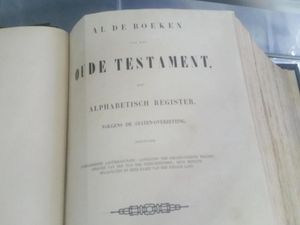 Penampakan Alkitab dari Ratu Belanda yang Ada di Gereja Ayam Penampakan Alkitab dari Ratu Belanda yang Ada di Gereja Ayam