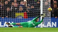 Pemain Swansea City, Lukasz Fabianski, merupakan kiper yang paling sering menghalau tendangan lawan. Dia sudah menembus 100 penyelamatan dalam 27 pertandingan Premier League. (Foto: Clive Rose/Getty Images)
