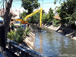 Pantau Normalisasi Saluran Air Masih Jadi Menu Libur Risma