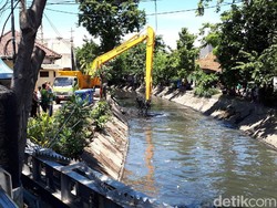 Pantau Normalisasi Saluran Air Masih Jadi Menu Libur Risma