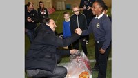 Zlatan Ibrahimovic menunjukkan kehangatannya di hadapan para anak-anak sekolah dari Manchester United Foundation. Dia datang dengan membawa hadiah tas dan jersey MU. (Foto: Daily Mail)